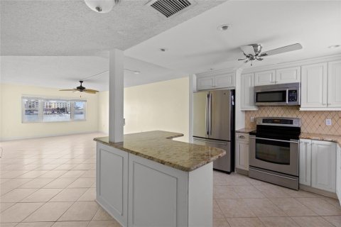 Condo in Saint Petersburg, Florida, 2 bedrooms  № 1769849 - photo 7