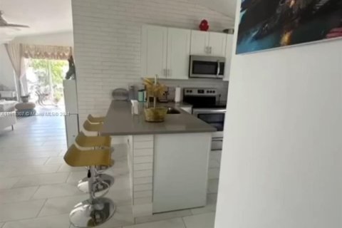 House in Miramar, Florida 3 bedrooms, 113.43 sq.m. № 1938452 - photo 5