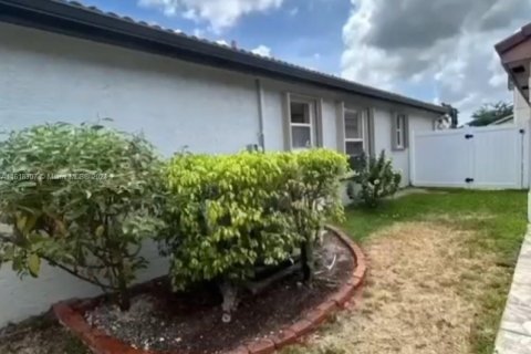 House in Miramar, Florida 3 bedrooms, 113.43 sq.m. № 1938452 - photo 14