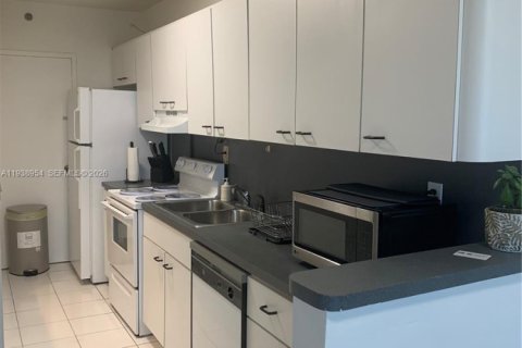 Condo in Miami Beach, Florida  № 2053714 - photo 16