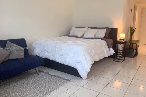 Condo in Miami Beach, Florida  № 2053714 - photo 11