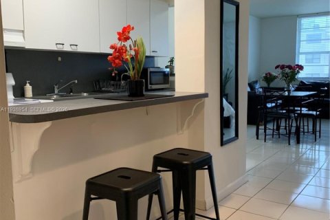 Condo in Miami Beach, Florida  № 2053714 - photo 7