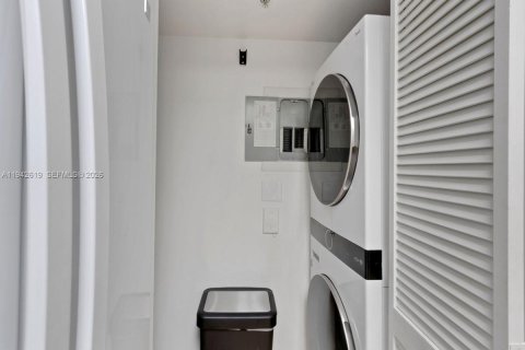 Condominio en venta en Miami Beach, Florida, 1 dormitorio, 68.75 m2 № 2000005 - foto 11