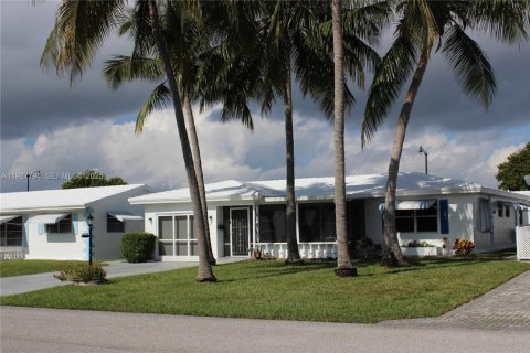 Casa en venta en Pompano Beach, Florida, 2 dormitorios, 129.51 m2 № 1987019 - foto 1