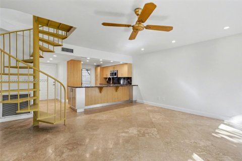 Adosado en venta en Miami, Florida, 2 dormitorios, 120.68 m2 № 2085824 - foto 14