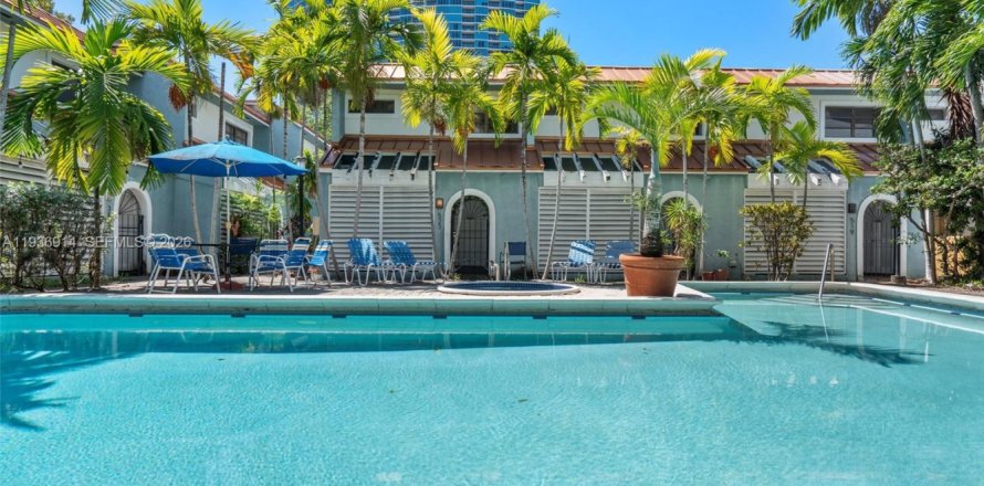 Adosado en Miami, Florida 2 dormitorios, 120.68 m2 № 2085824