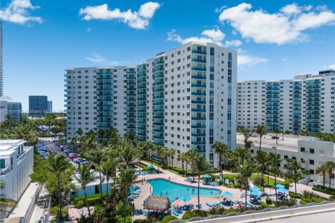 Купить кондоминиум в Холливуд, Флорида 2 спальни, 109.25м2, № 1956677 - фото 2