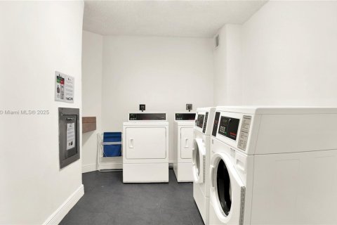 Купить кондоминиум в Холливуд, Флорида 2 спальни, 109.25м2, № 1956677 - фото 27