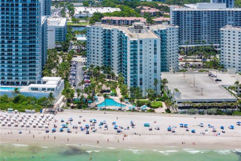 Купить кондоминиум в Холливуд, Флорида 2 спальни, 109.25м2, № 1956677 - фото 3