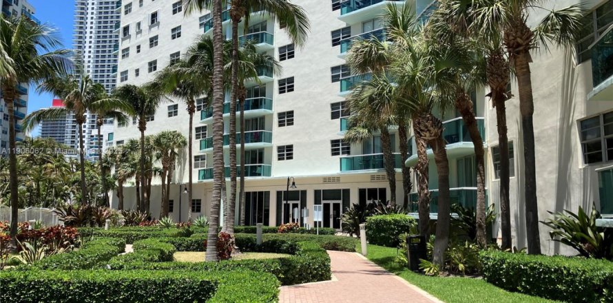 Кондоминиум с 2 спальнями в Холливуд, Флорида № 1956677