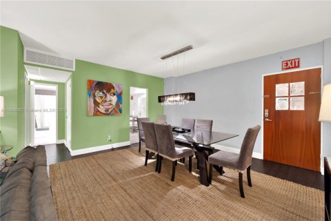 Купить кондоминиум в Холливуд, Флорида 2 спальни, 109.25м2, № 1956677 - фото 11