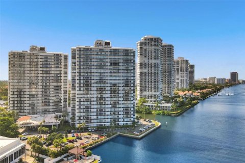 Condo in Aventura, Florida, 2 bedrooms  № 2027542 - photo 29