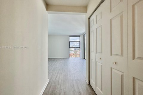 Condo in Aventura, Florida, 2 bedrooms  № 2027542 - photo 13