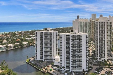 Condo in Aventura, Florida, 2 bedrooms  № 2027542 - photo 2