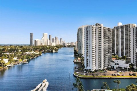 Condo in Aventura, Florida, 2 bedrooms  № 2027542 - photo 28