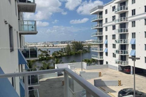 Кондоминиум с 2 спальнями в Майами, Флорида № 2067724