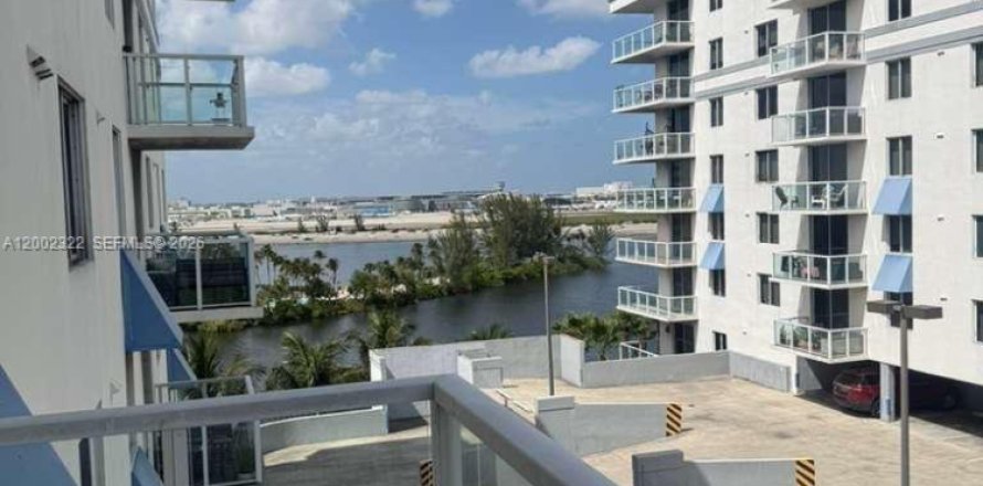 Кондоминиум с 2 спальнями в Майами, Флорида № 2067724