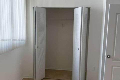 Снять в аренду кондоминиум в Майами, Флорида 2 спальни, 80.64м2, № 2067724 - фото 9