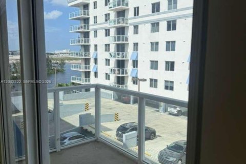 Снять в аренду кондоминиум в Майами, Флорида 2 спальни, 80.64м2, № 2067724 - фото 2