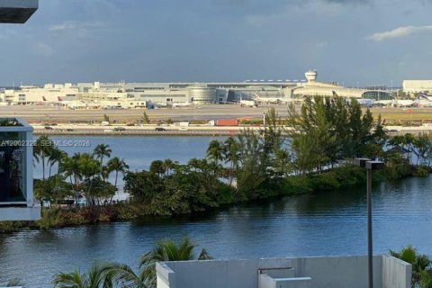 Снять в аренду кондоминиум в Майами, Флорида 2 спальни, 80.64м2, № 2067724 - фото 3