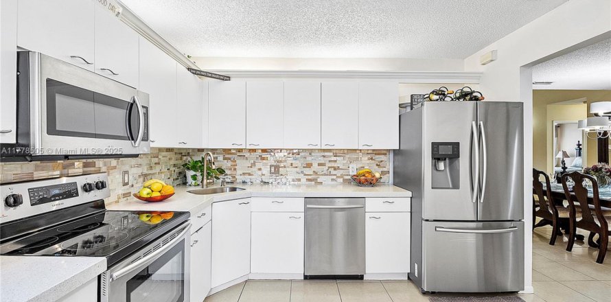 Кондоминиум с 1 комнатой в Коконат Крик, Флорида № 1980268