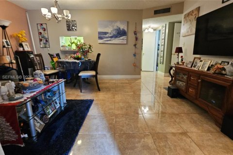 Condo in Tamarac, Florida, 1 bedroom  № 2027329 - photo 2