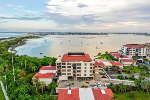 Condo in Saint Petersburg, Florida, 2 bedrooms  № 1847569 - photo 2