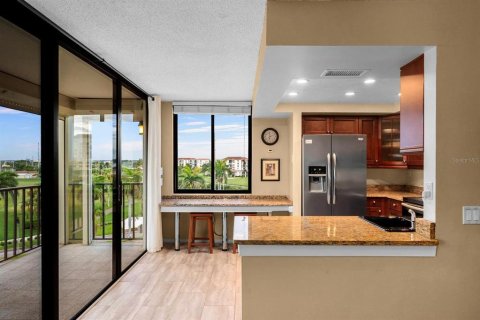 Condo in Saint Petersburg, Florida, 2 bedrooms  № 1847569 - photo 14