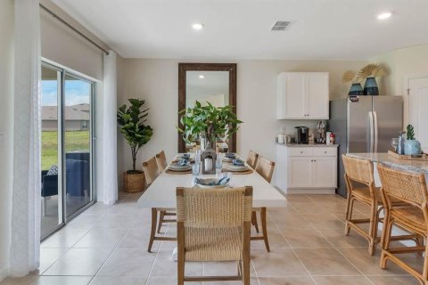 Villa ou maison à vendre à Sorrento, Floride: 4 chambres, 169.83 m2 № 1684739 - photo 8