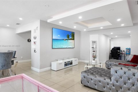 House in Miami Gardens, Florida 6 bedrooms, 183.95 sq.m. № 1794260 - photo 4