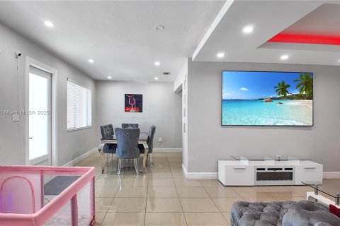 House in Miami Gardens, Florida 6 bedrooms, 183.95 sq.m. № 1794260 - photo 11