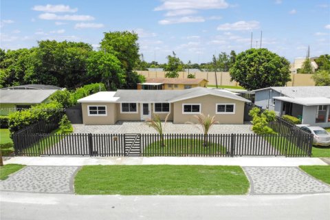 House in Miami Gardens, Florida 6 bedrooms, 183.95 sq.m. № 1794260 - photo 1
