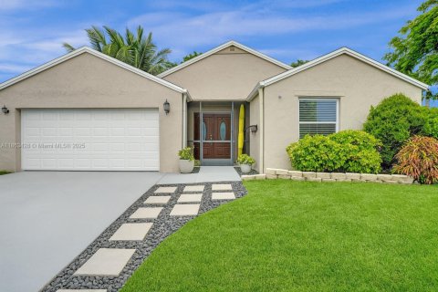House in Boynton Beach, Florida 3 bedrooms, 124.58 sq.m. № 1889904 - photo 1