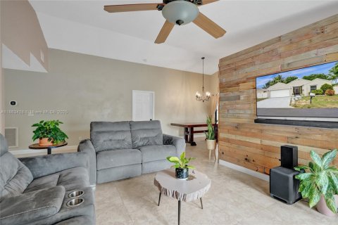 House in Boynton Beach, Florida 3 bedrooms, 124.58 sq.m. № 1889904 - photo 4