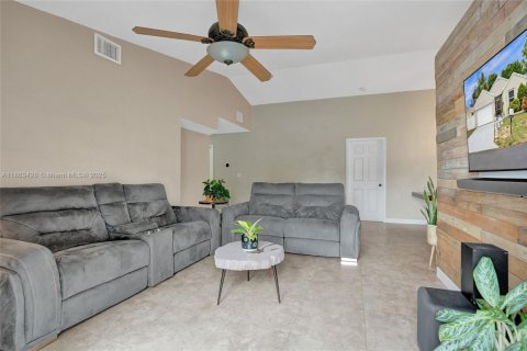 House in Boynton Beach, Florida 3 bedrooms, 124.58 sq.m. № 1889904 - photo 10