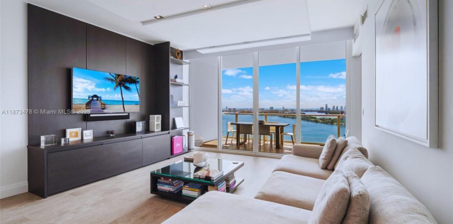 Кондоминиум с 2 спальнями в Майами, Флорида № 1980136