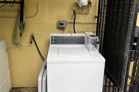 Appartement à louer à Miami, Floride: 2 chambres, 295.06 m2 № 2021247 - photo 9