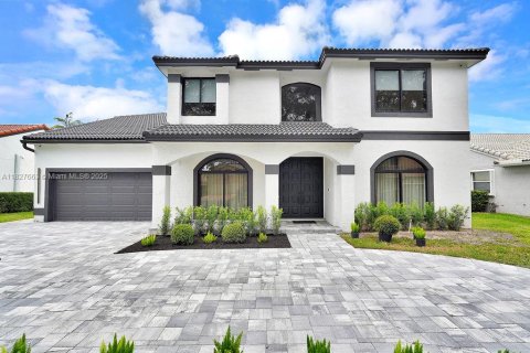 House in Cooper City, Florida 4 bedrooms, 286.88 sq.m. № 1823636 - photo 1