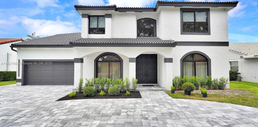 House in Cooper City, Florida 4 bedrooms, 286.88 sq.m. № 1823636