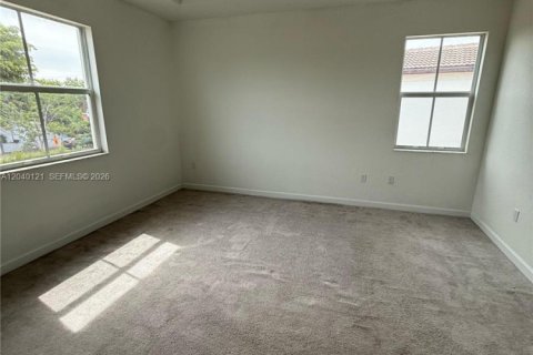 House in Miami, Florida 4 bedrooms, 184.23 sq.m. № 2086447 - photo 27