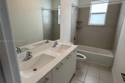House in Miami, Florida 4 bedrooms, 184.23 sq.m. № 2086447 - photo 18