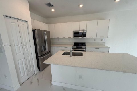 House in Miami, Florida 4 bedrooms, 184.23 sq.m. № 2086447 - photo 10
