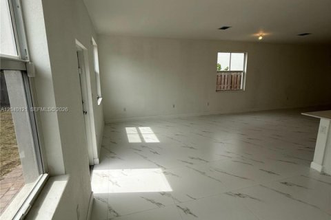 House in Miami, Florida 4 bedrooms, 184.23 sq.m. № 2086447 - photo 14