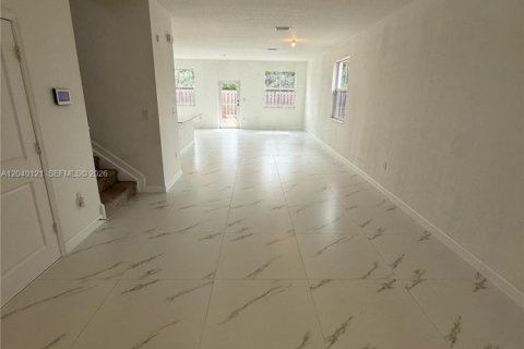 House in Miami, Florida 4 bedrooms, 184.23 sq.m. № 2086447 - photo 7
