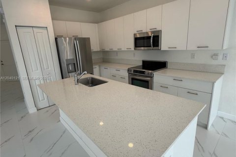 House in Miami, Florida 4 bedrooms, 184.23 sq.m. № 2086447 - photo 9