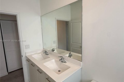 House in Miami, Florida 4 bedrooms, 184.23 sq.m. № 2086447 - photo 22