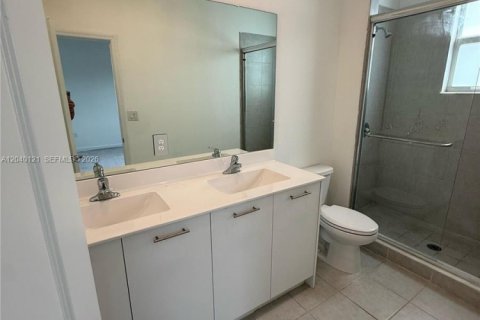 House in Miami, Florida 4 bedrooms, 184.23 sq.m. № 2086447 - photo 28