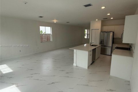 House in Miami, Florida 4 bedrooms, 184.23 sq.m. № 2086447 - photo 6