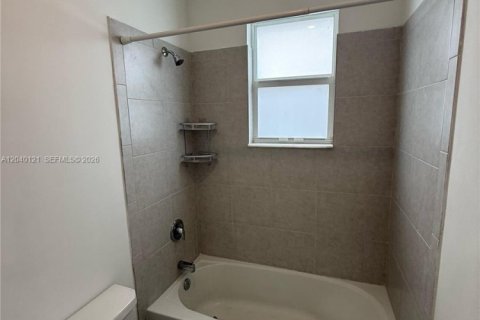 House in Miami, Florida 4 bedrooms, 184.23 sq.m. № 2086447 - photo 23