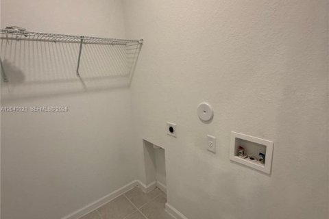 House in Miami, Florida 4 bedrooms, 184.23 sq.m. № 2086447 - photo 25